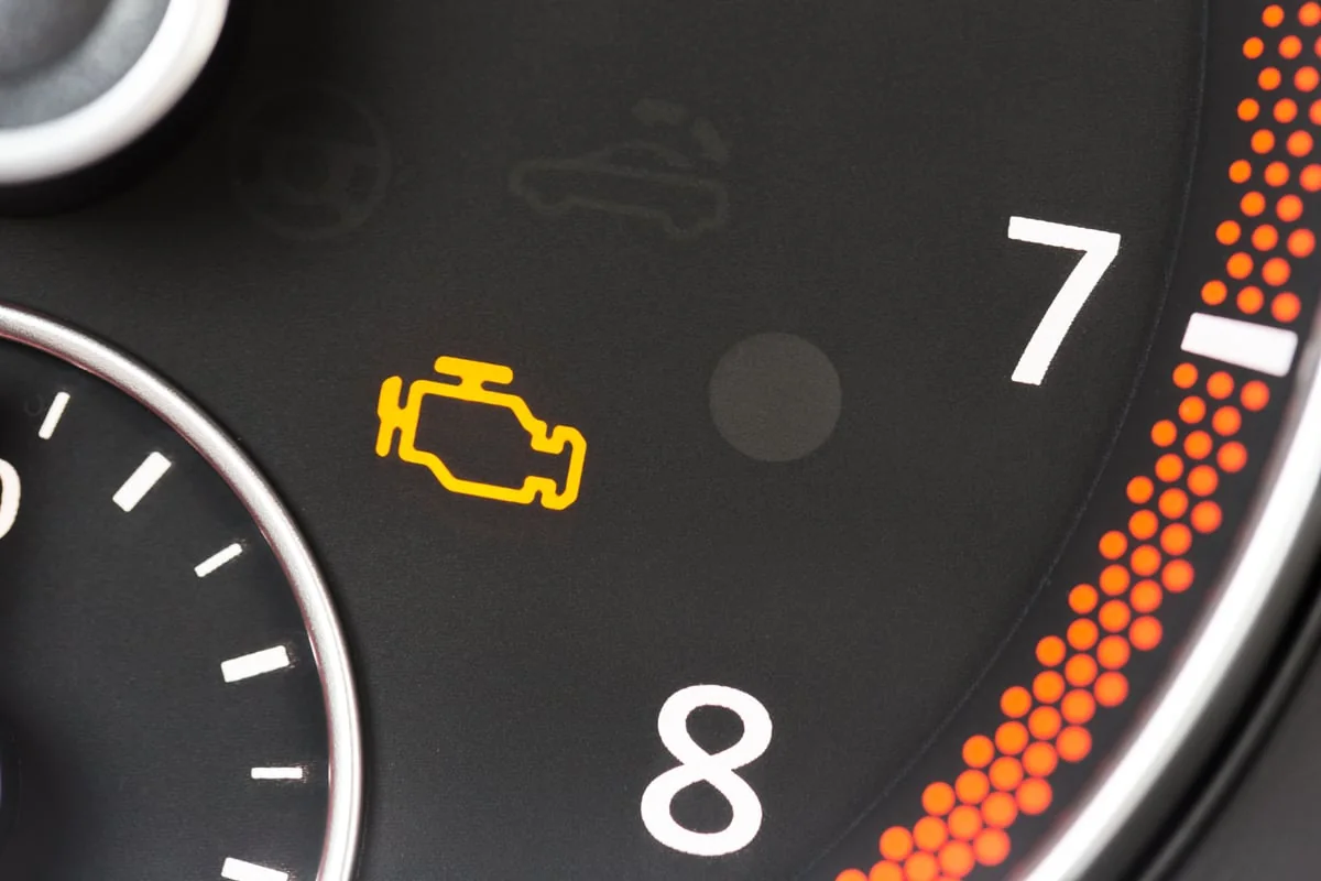 Индикатор Check Engine на приборной панели автомобиля